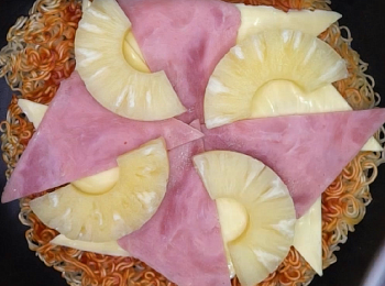 step3: 刷上茄汁，再鋪上芝士，火腿，菠蘿，加蓋小火燜煮至芝士融化即可。