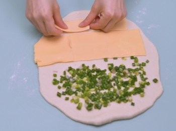 step3: 取出<span class="group_1">麵糰</span>排氣，再擀平成長方型，一半搽上香葱醬，一半鋪上片裝芝士。