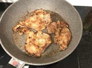 step2: 用一湯匙油燒熱鑊，豬扒兩面撲少少生粉，以中火將豬扒兩面煎至金黃色