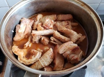 step17: 將豬大腸轉用煲或鍋加水至蓋過面，再加入少許老抽，糖，雞粉，胡椒粉，辣椒碎，薑片中火燜煮 45 分鐘，熄火焗 1 小時