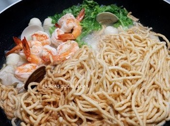 step11: 加入意麵煮散，要注意意麵很會吸湯汁喔，如果想喝多點湯可以再加 (我自己是沒有加湯的，不過室友覺得下次煮可以再多點湯也不錯)。