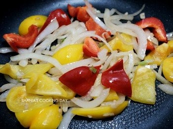 step5: 加入紅黃彩椒拌炒炒熟。