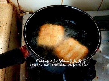 step6: 放入油鑊內用慢火慢慢炸至一面金黃色 , 反轉另一面同樣用慢火慢慢炸至金黃色