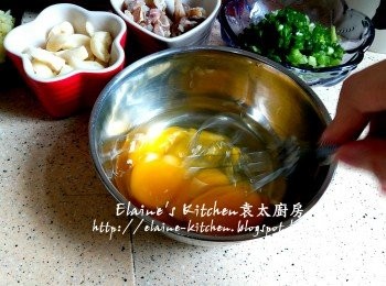 step4: 雞蛋打成蛋液備用