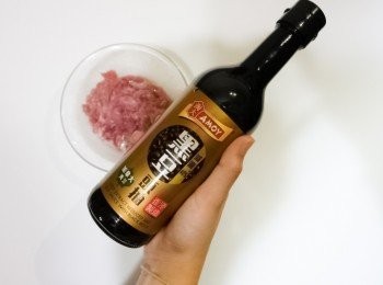 step2: 牛肉加入黑豆頭抽、胡椒粉、糖、油、水及生粉醃30分鐘