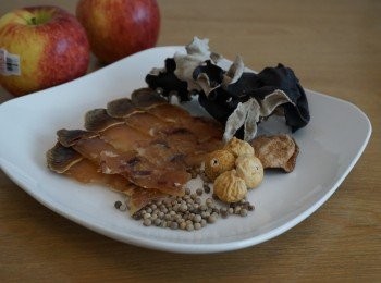 step2: 陳皮洗好浸軟; 紅蘋果和紅蘿蔔刨去皮後切件，蘋果去核去芯； 白胡椒粒洗過待用