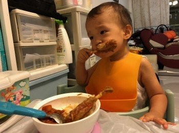 step6: 蓋上鍋蓋，以中火燜約30分鐘，再轉細火煮約15分鐘，用叉插入豬仔脾，肉軟而輕易插入就完成