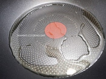 step2: 熱鍋後倒入橄欖油。