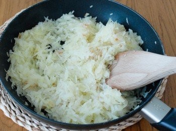 step3: 將馬鈴薯絲放入鑊內，用中火煮約五分鐘 (不用下油）