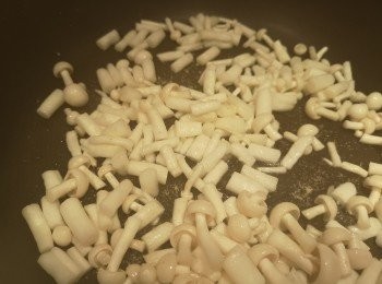 step3: 用少許油炒菇粒。