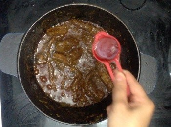 step9: 之後加蓋轉小火煮大概1小時至收汁(期間要不時開蓋拌炒以免沾鍋)
收汁收得差不多的時候，下一大匙魚露炒勻
****記得試味****
試味後覺得咸度ok就可以了！