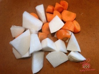 step3: 白蘿蔔和紅蘿蔔去皮切件，備用；