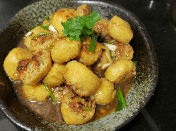 step11: 將蟲草花浸泡至軟身 , 搾乾水份後切碎 , 放入免治豬肉 , 芫茜碎 , 蔥粒 , 1 茶匙雞粉 , 1 茶匙糖 , 胡椒粉 , 麻油 , 2 茶匙生粉撈好 , 如夠時間可放雪櫃冷凍 1 小時 , 可增加黏性 .