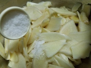 step5: 將子薑用刀斜切薄片，再加入1湯匙粗鹽混合均勻，靜置20分鐘