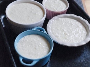 step5: 將麵糊倒入容器內，再在大盤內注入1/3熱水，放入已預熱160度C焗爐，焗約40-45分鐘