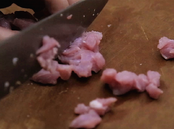 step2: 將瘦肉、肥肉切片再切粒。