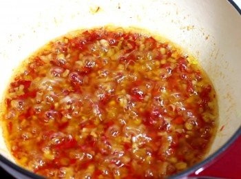 step7: 以中小火烹調, 從開火至煮好的時間是5分鐘。
過程中不要離開, 翻炒、攪拌。
手機設定倒數時間, 操作安心又準確。