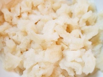 step2: 撈起用凍水沖洗，搾乾水份，切成小塊備用。