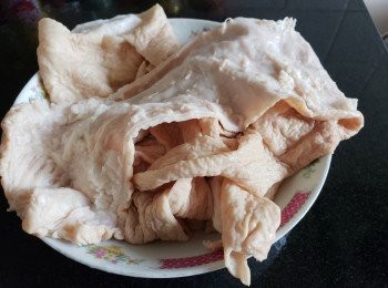 step11: 將豬大腸劏開用蒜頭擦洗腸內