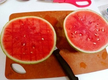 step2: 西瓜切開1半，切出小格，用大鐵匙羹起肉粒