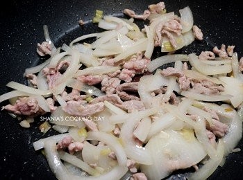 step6: 加入肉絲拌炒炒香。