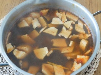 step2: 然後下所有<span class="group_2">調味料</span>和雞湯，煮沸後，轉小火煮15分鐘