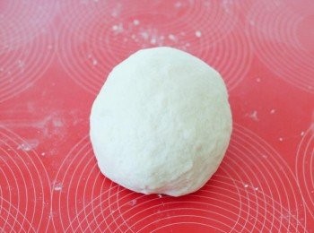 step3: 再下凍水，拌勻，搓麵糰至表面光滑(大約三至四分鐘），將麵糰放入碗內，用保鮮紙包好，放室溫靜置一個小時