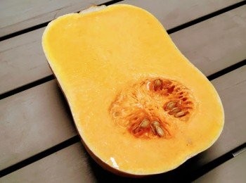 step1: 將南瓜洗淨，刮去南瓜籽及瓜囊，去皮切成約3厘米塊件。