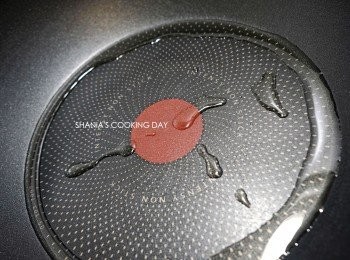 step2: 熱鍋後，倒入橄欖油。