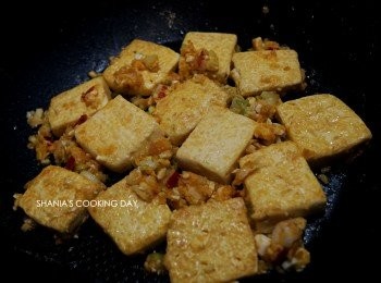 step6: 將一開始煎好的豆腐放回鍋中，並和鹹蛋黃拌炒均勻，盡量讓蛋黃能平均沾裹在豆腐上。
一開始我有點擔心會把豆腐弄破，但發現因為一開始有將外皮煎的完整，所以就算我用鍋鏟直接翻了好多次都沒有弄破豆腐喔。