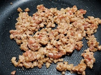 step6: 原鍋放入醃過的豬絞肉炒至變色。