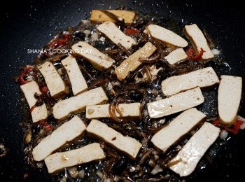 step4: 放入豆干煎炒，讓鍋中醬汁均勻沾上。