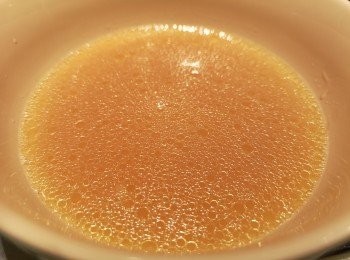 step7: 蒸雞上湯備用，留兩湯匙用作蔥油使用，其餘隔渣可煲飯使用。