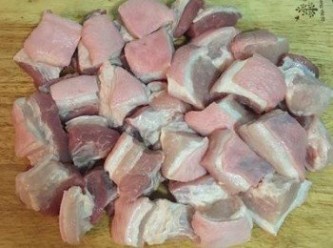 step3: 將豬肉切成塊狀；