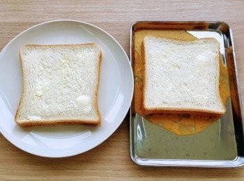 step2: 於麵包的一面塗滿牛油，另一面沾滿蛋汁。