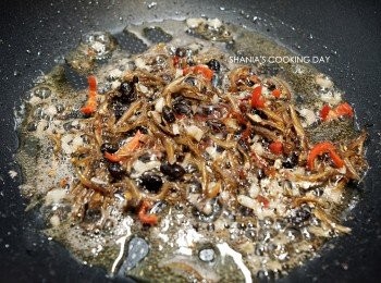 step3: 加入蒜末與辣椒炒香。