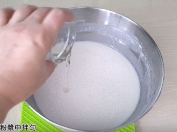 step8: 加一茶匙油入粉漿中拌匀