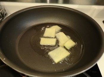 step10: 先爆香薑片。