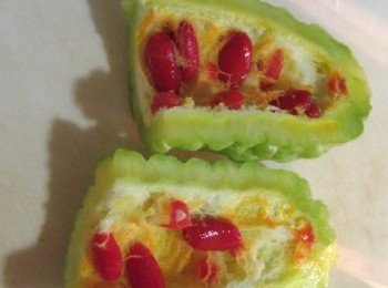 step1: 熟苦瓜去瓜囊切塊灑鹽抓勻靜置15分鐘,沖洗備用.