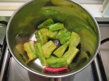 step2: 取小鍋子,放入蒜碎,辣椒,酒,味霖及豆醬煮滾,出香氣放入步驟1拌勻.