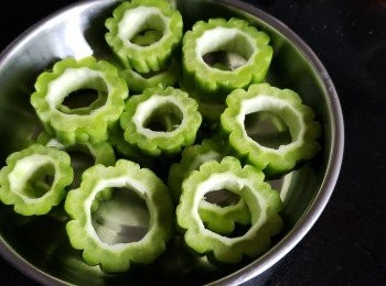 step1: 苦瓜，橫切約 3/4 寸厚