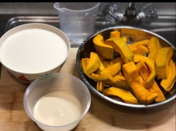 step1: 材料
南瓜去皮去囊，切件