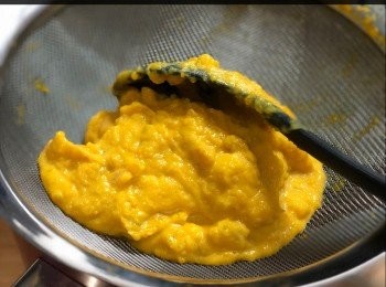 step5: 把南瓜蓉隔篩，一可將全部南瓜肉壓成蓉狀，二又可令口感滑一點