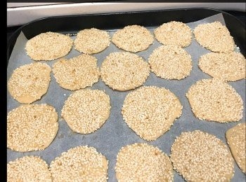 step3: 沾上芝麻，邊壓邊用手捏成薄片
入爐前再全部用手或麵粉棍壓薄
放入已預熱的焗爐焗10-15分鐘
有香味，金黃色便可出爐