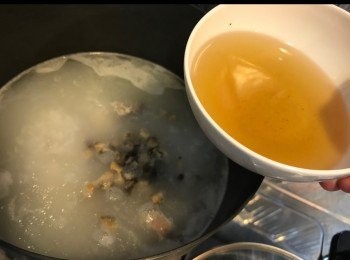 step6: 加入冬菇水。
（當然個底嘅污糟野唔要）