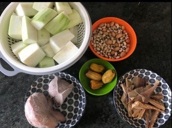 step2: 節瓜去皮切件備用。
章魚切件，跟花生、眉豆及蜜棗略浸備用。
<a href="https://bit.ly/3ANJVUp" target="_blank" data-keyword="豬展" class="guide-link"><strong>豬展</strong></a> <span style="display:inline-block;vertical-align:middle;margin-top:-3px;color:initial;border-radius:3px;padding:2px 3px;font-size:12px;line-height:14px;background:#87d300;color:#fff;">即買</span> 氽水備用。