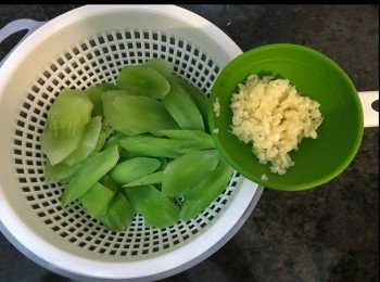 step4: 切片，切蒜蓉。