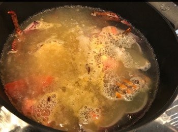 step5: 加入滾水，岩岩蓋過龍蝦頭多少少。