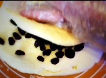 step2: 搓成團後加入提子乾搓勻，不要搓到麵團起筋