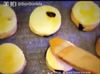 step5: 後放上焗盆掃上蛋液。